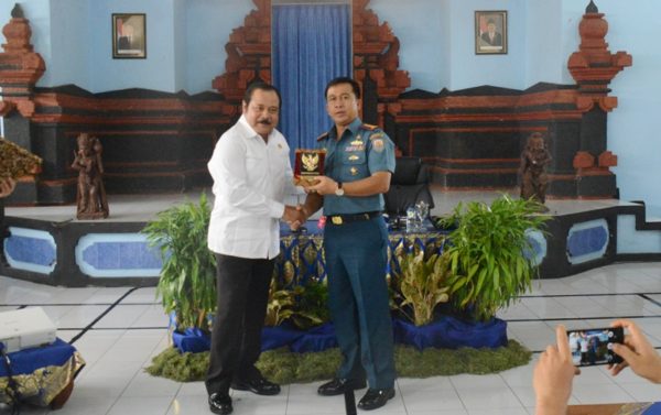 2-penyerahan-cindera-mata