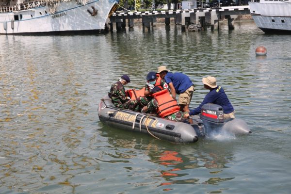 24-tim-sar-dan-diskes-koarmatim-bantu-evakuasi-korban-kecelakaan-laut-1