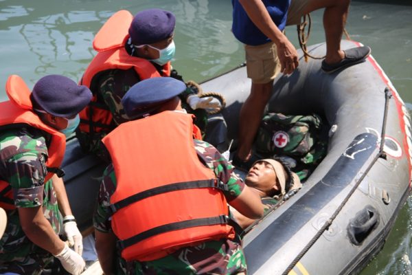 24-tim-sar-dan-diskes-koarmatim-bantu-evakuasi-korban-kecelakaan-laut-2