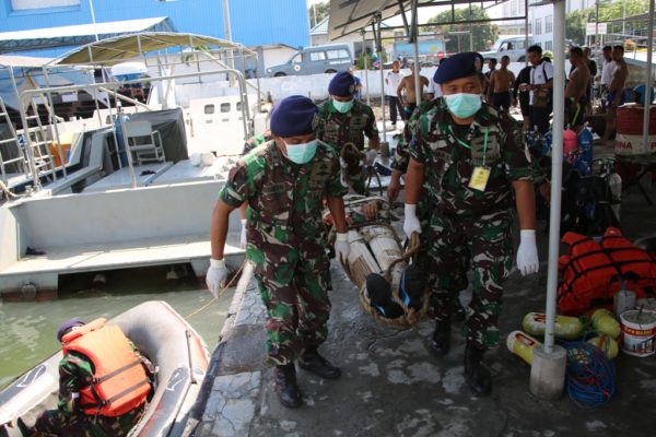 24-tim-sar-dan-diskes-koarmatim-bantu-evakuasi-korban-kecelakaan-laut-3