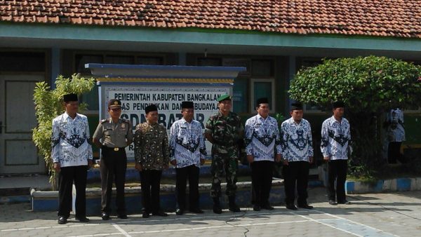 3-personel-kodim-0829-bangkalan-ikuti-upacara-hari-guru-nasional-7