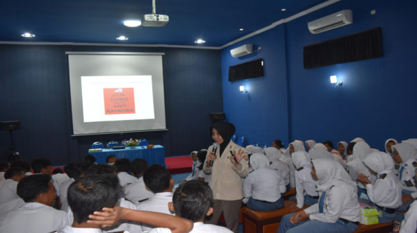 301116-sosialisasi-hiv-di-sma-hang-tuah-1-sby-3