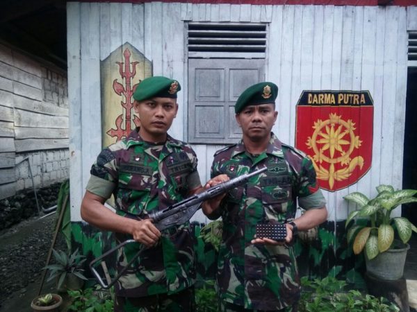 41-satgas-yonarmed-12-kostrad-mengamankan-senjata-ilegal-2