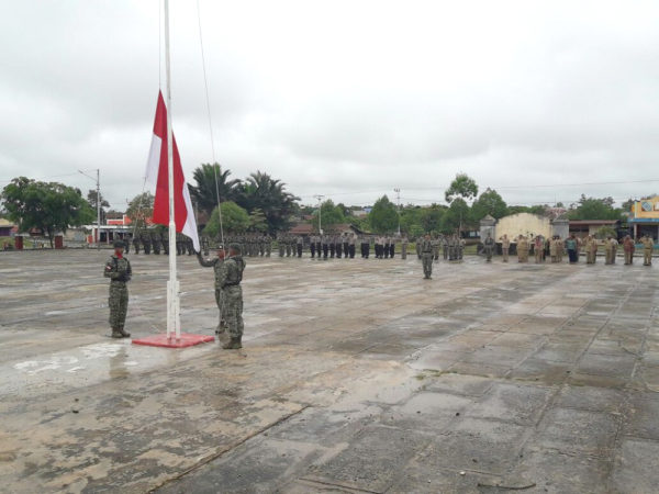 43-satgas-pamtas-yonif-13-kostrad-upacara-17-an-bersama-2