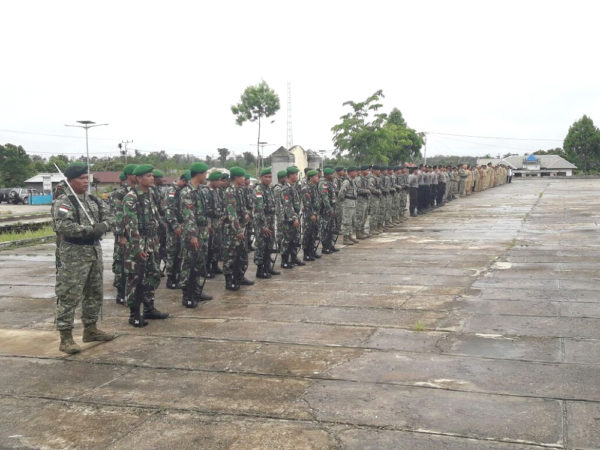 43-satgas-pamtas-yonif-13-kostrad-upacara-17-an-bersama-4