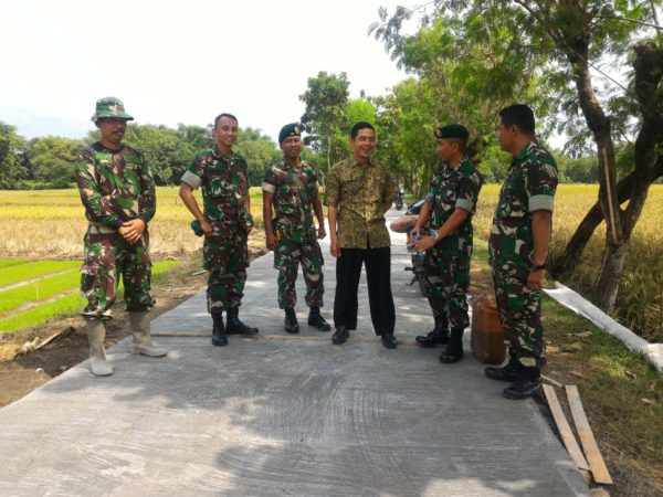 58-yonif-413-karya-bakti-di-desa-demakan-1