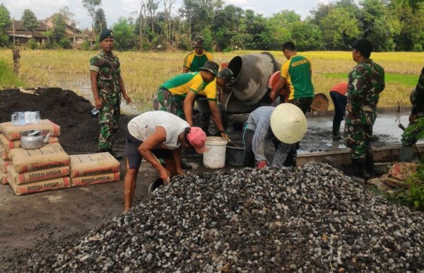 58-yonif-413-karya-bakti-di-desa-demakan-2