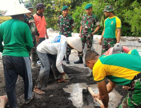 58-yonif-413-karya-bakti-di-desa-demakan-3