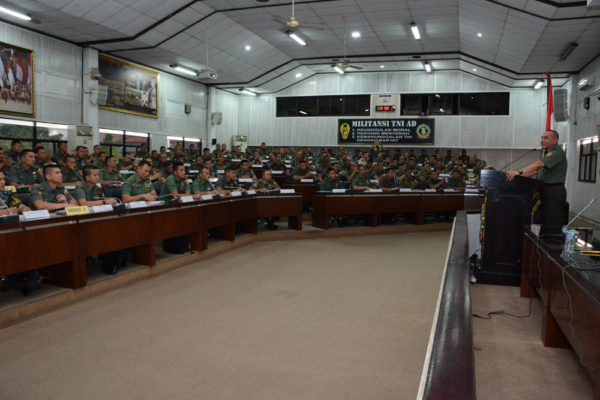 6-perwira-siswa-dikreg-liv-seskoad-ta-2016-terima-pembekalan-dari-pangkostrad-1-11-16-69