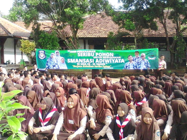 aksi-penanaman-seribu-pohon-yang-dilakukan-siswa-siswi-sman-1-sidareja-2