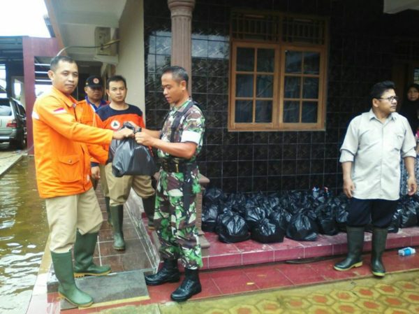 babinsa-babinkamtibmas-bersama-bpbd-peduli-bencana-banjir-1