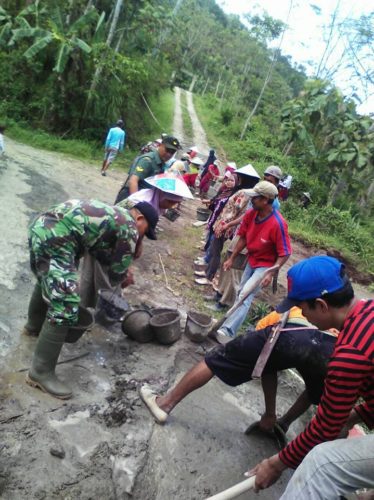 babinsa-bersama-warga-dusun-nangkot-kerja-bakti-memperbaiki-jalan-rusak-1