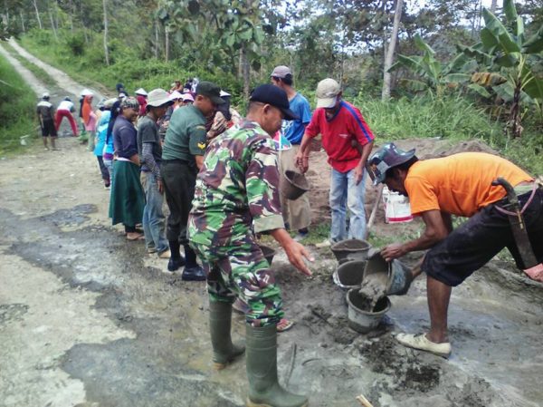 babinsa-bersama-warga-dusun-nangkot-kerja-bakti-memperbaiki-jalan-rusak-2