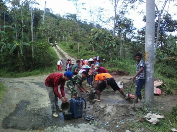 babinsa-bersama-warga-dusun-nangkot-kerja-bakti-memperbaiki-jalan-rusak-3