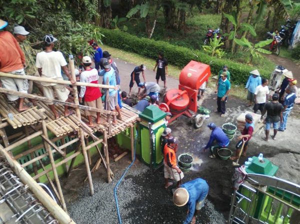 babinsa-motori-gotong-royong-pengecoran-pondok-pesantren-raudlatul-1
