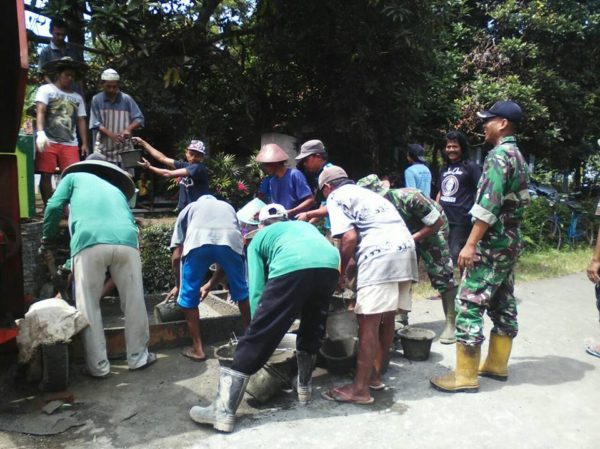 babinsa-motori-gotong-royong-pengecoran-pondok-pesantren-raudlatul-2