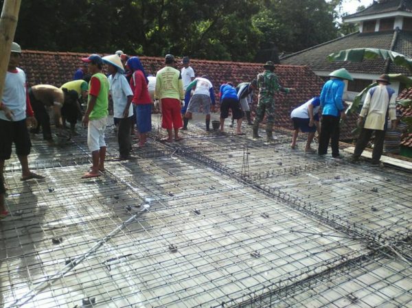 babinsa-motori-gotong-royong-pengecoran-pondok-pesantren-raudlatul-3