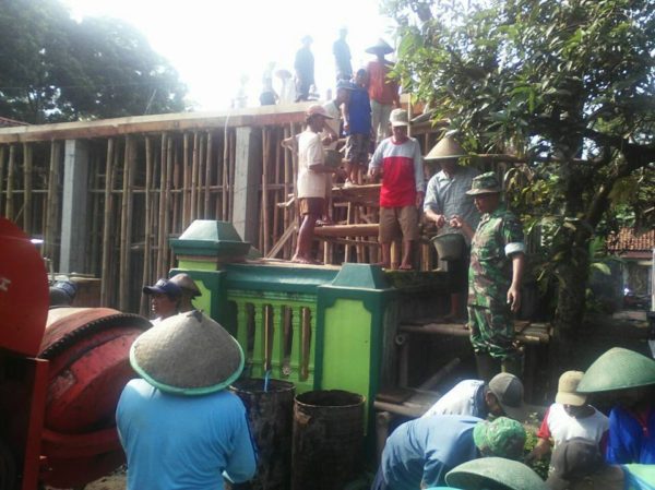 babinsa-motori-gotong-royong-pengecoran-pondok-pesantren-raudlatul-4