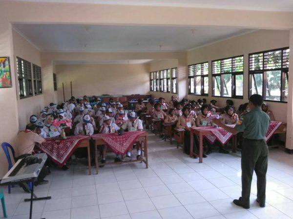 batiwanwil-berikan-ldk-kepada-siswa-smpn-2-kroya-1