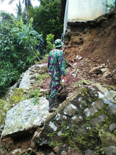 bencana-penggeseran-tanah-terjadi-di-cimanggu-1