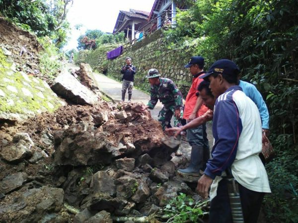 bencana-penggeseran-tanah-terjadi-di-cimanggu-3