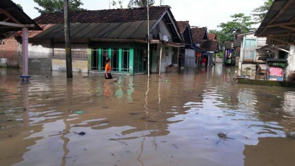 dua-desa-di-kecamatan-sidareja-terendam-banjir-1
