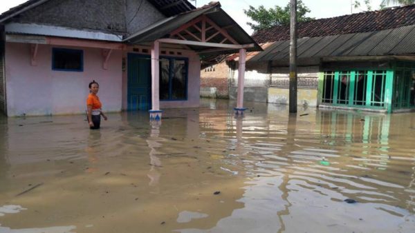 dua-desa-di-kecamatan-sidareja-terendam-banjir-3
