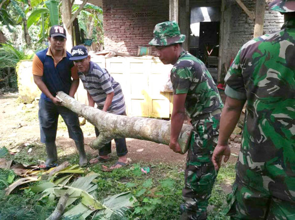 puluhan-rumah-warga-di-wanareja-diterjang-angin-puting-beliung-2a