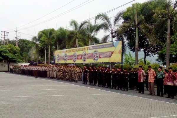 pasiter-kodim-0806trenggalek-hadiri-apel-besar-kebhinekaan-cinta-damai-1