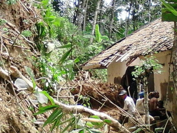 tanah-longsor-menimpa-rumah-warga-desa-cisuru-2