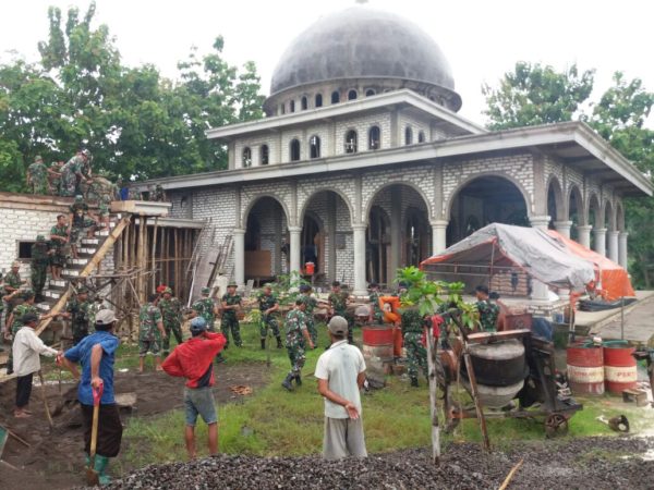 1-anggota-kodim-0829-bangkalan-membantu-pembangunan-masjid-5