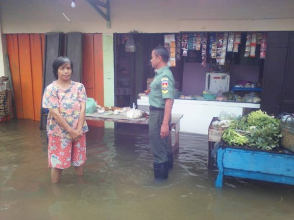 babinsa-pantau-wilayahnya-yang-terendam-banjir-1
