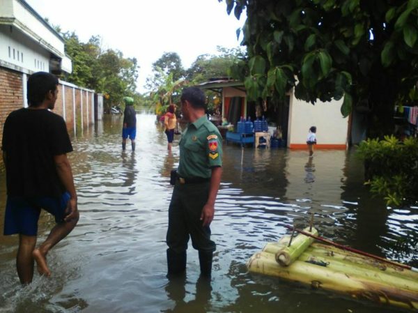 babinsa-pantau-wilayahnya-yang-terendam-banjir-2