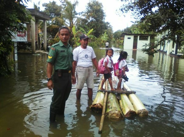 babinsa-pantau-wilayahnya-yang-terendam-banjir-3