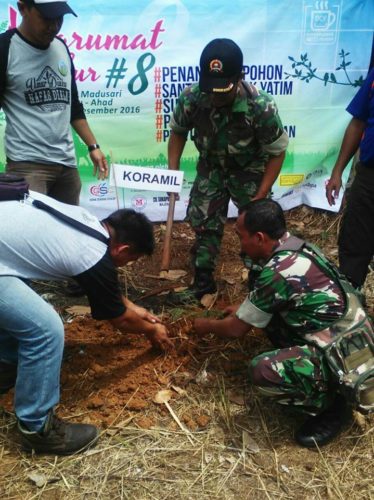 bati-tuud-dan-babinsa-koramil-wanareja-hadiri-acara-ngarumat-lembur-1