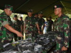 34. Asops panglima tni cek kesiapan satgas Yonif Para Raider 503 Amankan Perbatasan (9)