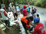 BABINSA BANTU MASYARAKAT MEMPERBAIKI TANGGUL JEBOL 3