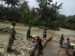 BABINSA BERSAMA MASYARAKAT PERBAIKI BRONJONG 2