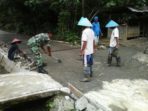 BABINSA GOTONG ROYONG BERSAMA WARGA PENGECORAN JALAN 2