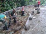 Prajurit Kostrad Ikut Bantu Masyarakat Bangun Jalan 2