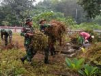 Yonif PR 503 Kostrad Karya Bhakti Bersihkan TPU 2