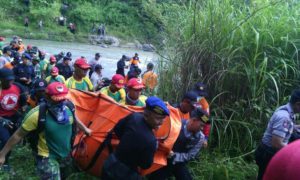 Banjir, Yonif Para Raider 501 Kostrad Terus Bantu Cari Korban (13)