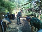 Babinsa Kerja Bareng Warga Mengaspal Akses Jalan Dusun Nambo 1