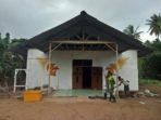 23. Pos Kondo Satgas Yonif Para Raider 503 Kostrad Bantu Masyarakat Cat Gereja (2)