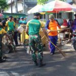 113.Prajurit Yonkav 8 Kostrad Bersama Masyarakat Bersihkan Pasar Bangil (1)