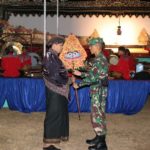95.Memperingati HUT Ke-53 Yonif Mr 412 Kostrad Mengadakan Pagelaran Wayang Kulit (2)