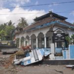 98.Prajurit Yonzipur 10 Kostrad dan Masyarakat Bongkar Bangunan Akibat Gempa Lombok (6)