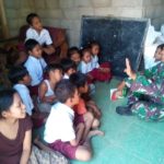1.-Pelda-M-Soleh-Ketika-Mengajar-di-Salah-Satu-Rumah-Warga.jpeg