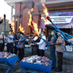 210319 Wakili Danlanal Denpasar Pasintel Hadiri Pemusnahan Barang -2