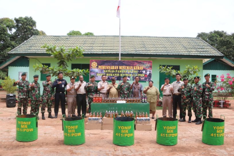 1 236 Botol  Miras  Ilegal dimusnahkan Satgas Yonif Mekanis 